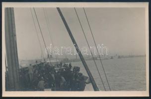 1913 A Pannónia kirándulóhajó beérkezése a New York-i kikötőbe, Pásztor Árpád újságíró eredeti fotója, hátoldalon felirattal, 9×13 cm