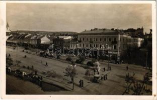 1940 Marosvásárhely, Targu Mures; Fő tér, automobilok, Transilvania szálloda, Boskovics Ferenc, Kalap Király üzlete, City cukrászda, Szabó Sándor étterme / main square, automobiles, hotel, shops, confectionery, restaurant (EK)