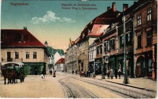 1918 Nagyszeben, Hermannstadt, Sibiu; Nagypiac és Sarkantyú utca, Ludwig Fuchs üzlete. Vasúti levelezőlapárusítás 3. sz. 1917. / Grosser Ring u. Sporergasse / street view, shops (EK)