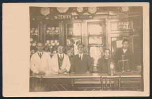cca 1915 Budapesti Omega, Zenith, Tissot órákat árusító bolt, fotó szép állapotban, Herpy (Árpád) órás hagyatékából, 9×13,5 cm