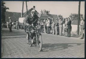1949 Az 1949. évi motoros túrabajnokság legeredményesebb versenyzője Csepel 100-as motoron, a 100-as kategóriában, Kiss Rezső mátyásföldi fotós pecséttel jelzett, hátoldalon feliratozott fotója, 9×13 cm
