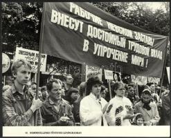 cca 1986 3 db Szovjetunióval kapcsolatos sajtófotó: Háborúellenes tüntetés Leningrádban, Moszkva, Az SZKP XXVII. kongresszusa, 29,5x23,5 cm