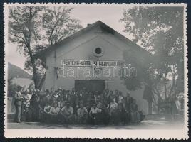 1940 Magyar kirándulók csoportképe a visszatérés után a kárpátaljai Nevicke vasútállomáson, hátoldalt feliratozott fotó, szép állapotban, 8,5×11,5 cm
