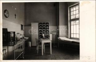 Kolozsvár, Cluj (?); kórház belső, vizsgáló szoba. Fotofilm Kolozsvár, Deák Ferencz utca 6. / hospital interior, exam room. photo