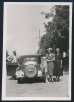 1938 Csoportkép Balatonzamárdin egy DKW autó körül, hátoldalon feliratozott fotó, 8×6,5 cm