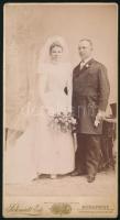 cca 1900 Házaspár, esküvői fotó, keményhátú kabinetfotó Schmidt Ede budapesti műterméből, 21x11 cm