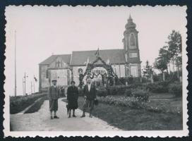 1940 Az augusztus 20-i ünnepségre emelt Isten hozott díszkapu a tihanyi apátság kertjénél, fotó hátoldalon feliratozva, szép állapotban, 6,5×8 cm