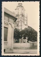 1941 Az összelőtt zombori (Délvidék) templom a restauráláshoz felállványozva, hátoldalon feliratozva, szép állapotban, 8,5×6 cm