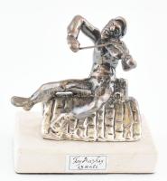 Fay Avishay izraeli Hegedűs a háztetőn ezüstözött szobor gipsz talapzaton, feliratozva, m: 8,5 cm