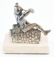 Fay Avishay izraeli "Hegedűs a háztetőn" ezüstözött szobor gipsz talapzaton, feliratozva, ...