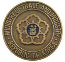 Dél-Korea 1965. A Kereskedelmi és Ipari Minisztérium 100. évfordulója - Koreai Köztársaság kétoldalas, részben festett bronz emlékérem bőr díszszütyőben (60mm) T:1- South Korea 1965. The 100th Anniversary of the Ministry of Trade and Industry - Republic of Korea two-sided, partly painted bronze commemorative medallion in a small leather pouch (60mm) C:AU