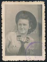 cca 1940 Cserkészlány fotója, pecséttel, 8×6 cm