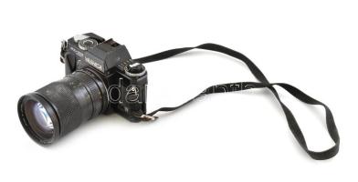 cca 1985 Yashica FX-103 Program 35 mm analóg fényképezőgép, ML Zoom 28-85 mm 1:3.5-4.5 objektívvel, tetején a vaku rögzítő hiányzik / Yashica FX-103 Program vintage Japanese 35mm SLR camera, with missing flash mount