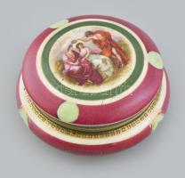 Cseh Alt Wien porcelán bonbonier, magyar trikolór színekben, tetején antik jelenettel díszített. Matricás, jelzett, kis kopással, d: 11 cm