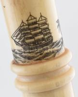 Csont szivartartó, fa betéttel, hajó motívumokkal díszített, h: 16,5 cm
