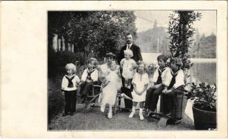 A királyi család Pranginsban (Svájc). IV. Károly, Zita és a gyerekek a száműzetés ideje alatt / Charles I of Austria, Zita and the children in exile in Switzerland (lyuk / pinhole)