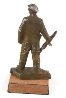 Munkásőr szobor, fém öntvény fa talapzaton, alján olvashatatlan ceruzás felirattal (jelzéssel?), kop...