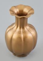 Zsolnay(?) porcelán váza arany mázzal. Jelzés nélkül, hibátlan, m: 15,5 cm