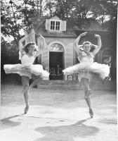 Szendrő István (1908-2000): Balerinák tánca, 1940 körül. Hátoldalán jelzett, vintage fotó, 23x17 cm
