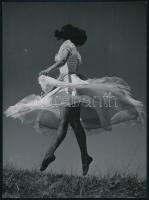 Szendrő István (1908-2000): Balerina tánca a szabadban. Hátoldalán jelzett, vintage fotó, 23x17 cm