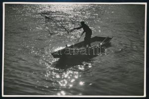 Szendrő István (1908-2000): Balatoni halászat, 1940 körül. Hátoldalán jelzett, vintage fotó, 11,5x17,5 cm