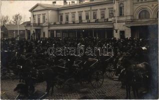 Bucharest, Bukarest, Bucuresti, Bucuresci; Ankunft am Bahnhof / arriving at the railway station during a festival, horse chariots. photo (EK)