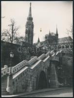 cca 1960-1970 Bp. I., Mátyás-templom, jelzetlen fotó, kis folttal, hátoldalán ragasztásnyomok, 24x18 cm