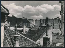 cca 1950-1970 Ugri jelzéssel: Tetők felett, amatőr művészfotó, 24x18 cm