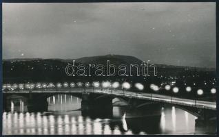cca 1950-1970 Ugri jelzéssel: Esti fények (Margit híd, Bp.), amatőr művészfotó, 23,5x15 cm