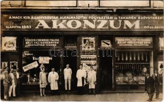 Budapest, A Magy. kir. államvasutak alkalmazottai fogyasztási és takarék szövetkezete: A Konzum (alapítva 1883) 60. sz. árudája, üzlet reklámokkal. photo (fl)