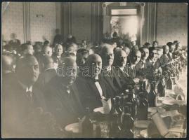1927.X.1. Vác, fogadás előkelő vendégekkel, Macsi András fotóriporter felvétele, hátoldalán feliratozott, pecséttel jelzett fotó, saroktöréssel, 23x17 cm
