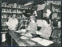 cca 1960-1970 Vasbolt, alkalmazottak munka közben, hátoldalán pecséttel jelzett fotó (Meiszinger Frigyes, Kecskemét), 12x9 cm