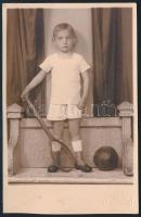 cca 1920-1940 Kisfiú teniszütővel, fotólap Gerenday újpesti műterméből, hidegpecséttel ill. hátoldalán pecséttel jelzett, 13x8,5 cm