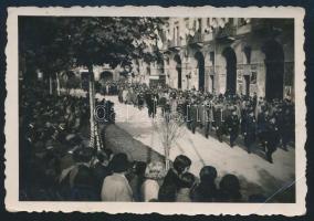 1936 Olaszország, "Fasizmus felvonulás" (feketeingesek), hátoldalán feliratozott fotó, 8,5x6 cm / Italy, marching Blackshirts (fascist paramilitary group), photo