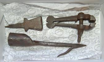 3db régi vastárgy a 30-as évekből, mint: rögzítőfogó, szénahúzó fej illetve kaszaüllő