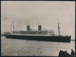 1934 A Morro Castle amerikai luxusgőzhajó, amely 1934. szeptemberében New York közelében a tengeren útközben kigyulladt és (legtöbb utasával együtt) elsüllyedt. Korabeli sajtófotó, a hátoldalon pecséttel jelzett, feliratozott, 20x15 cm / The SS Morro Castle American ocean liner, which caught fire on its way to New York City, and sank (with most its passengers) in September, 1934. Press photo, with stamp and description on the back