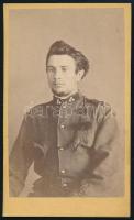 cca 1890 Katona lövészbojttal, keményhátú fotó Eggenweiler Miklós tatai műterméből, 10,5x6,5 cm. Ritka!
