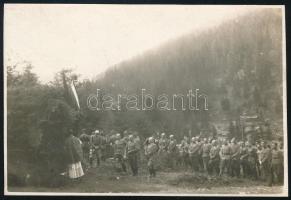 cca 1917 Tábori istentisztelet, mise (Erdély, Hagymás-hegység, Békás-szoros közelében), I. világháborús fotó, a hátoldalon feliratozott, 11x7,5 cm