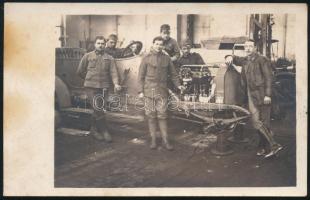 cca 1914-1918 Magyar katonák automobilgyárban, I. világháborús fotólap, 13,5x9 cm