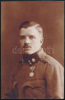 cca 1920 Katona I. világháborús Ferenc József II. osztályú Ezüst Vitézségi Érem kitüntetéssel, fotólap, 14x9 cm
