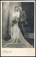 cca 1930-1940 Fiatal katona esküvői fotója (egyenruhában, szablyával, kardbojttal), fotólap Rozgonyi Dezső budapesti műterméből, 13,5x8,5 cm