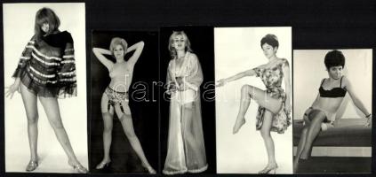 A csábítás művészete - cca 1977 előtt készült, szolidan erotikus felvételek, 5 db vintage fotó jelzés nélkül, ezüst zselatinos fotópapíron, 17x8,3 cm és 12,5x8 cm