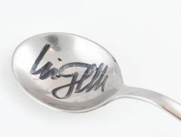 Uri Geller hajlított fém kanala, rajta filctollal autográf aláírása. h: 13 cm / Uri Geller's be...