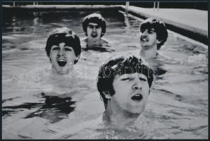 cca 1968 Beatles együttes, Fekete György (1904-1990) budapesti fényképész hagyatékából 1 db mai nagyítás, 10x15 cm