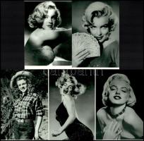 Marilyn Monroe (1926-1962) amerikai színésznő különféle felvételeken, a néhai Lapkiadó Vállalat fotólaborjának archívumából 5 db mai nagyítás, 15x10 cm