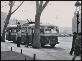 cca 1965 Trolibuszok Budapesten, a Kossuth téren, Kotnyek Antal (1921-1990) budapesti fotóriporter hagyatékából 2 db mai nagyítás, 17,7x24 cm