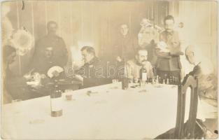 cca 1914-18 Sakkozó, kártyázó és italozó tisztek az I. világháború alatt, köztük Sárdy Brutus (1892-1970) hadnagy, későbbi festőművész, restaurátor középen állva. Vintage fotólap, sérült, foltos, 9x14 cm