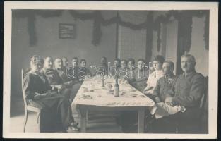 cca 1914-18 Italozó, ünneplő katonák, tisztek az I. világháború alatt, köztük Sárdy Brutus (1892-1970) hadnagy, későbbi festőművész és egy több kitüntetéssel dekorált tiszt, két hölgy társaságában. Vintage fotólap, Rosner (Landsberg an der Warthe) felvétele. 9x14 cm