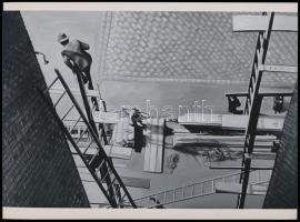 Bortnyik Sándor (1893-1976) festő- és fotóművész emlékére, 2022-ben készült fekete-fehér olajfestmény fotómásolata, az ,,Építkezésen (cca 1936) című alkotása nyomán, mai nagyítás, 17,7x24 cm