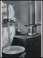Kinszki Imre (1901-1945) budapesti fotóművész emlékére, 2022-ben készült fekete-fehér olajfestmény fotómásolata, a ,,Nyári konyha (cca 1935) című alkotása nyomán, mai nagyítás, 24x17,7 cm / modern copy of Kinszkis photo